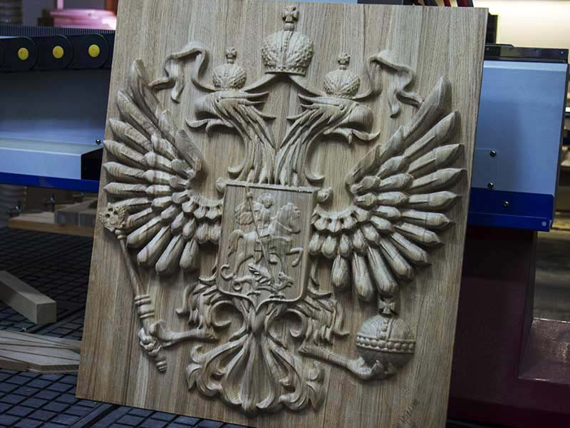 Фото деревянного герба РФ